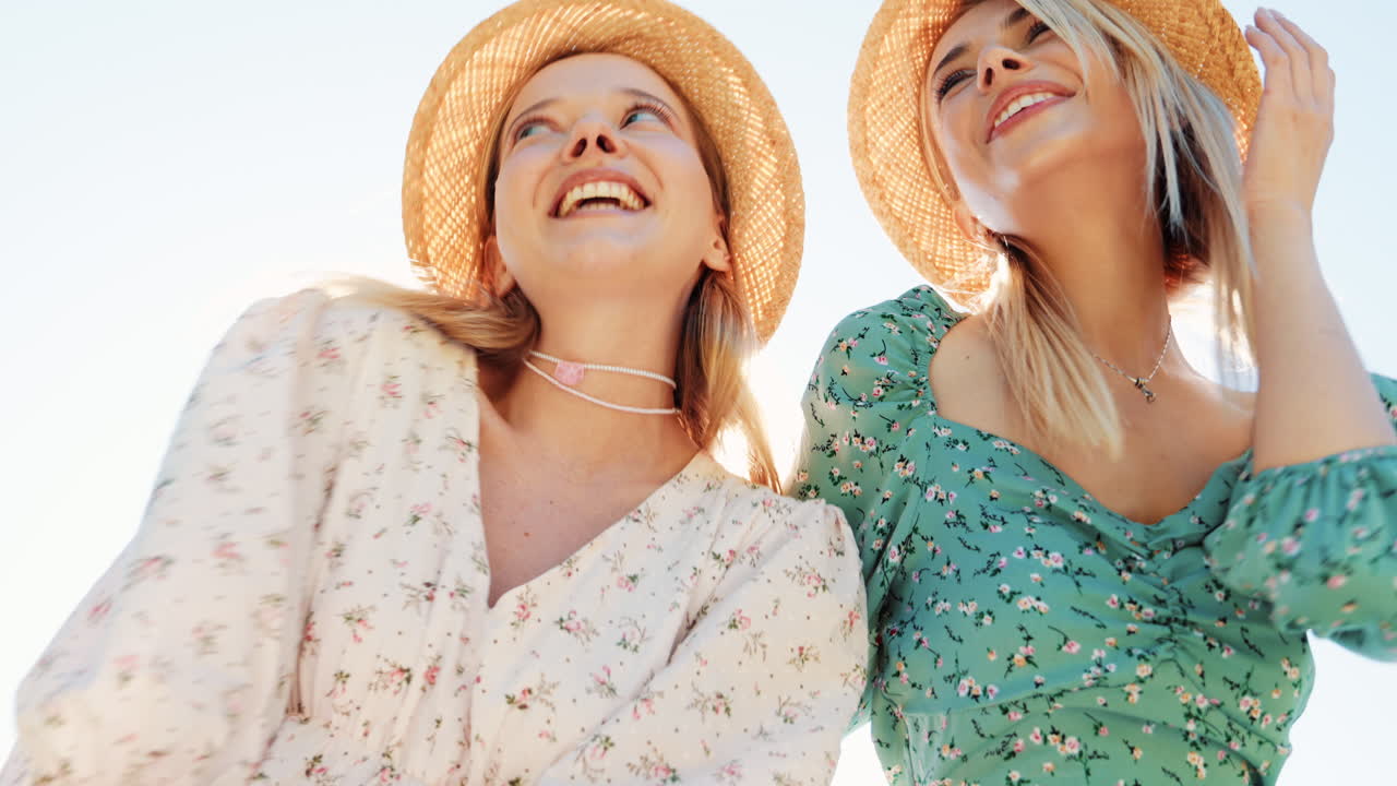 모자와 꽃 드레스를 입은 두 친구