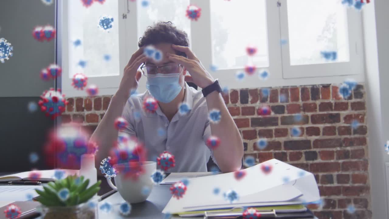 코로나19 세포의 애니메이션: 스트레스를 받은 남자가 얼굴 마스크를 쓰고 사무실에서 머리를 들고 있다.