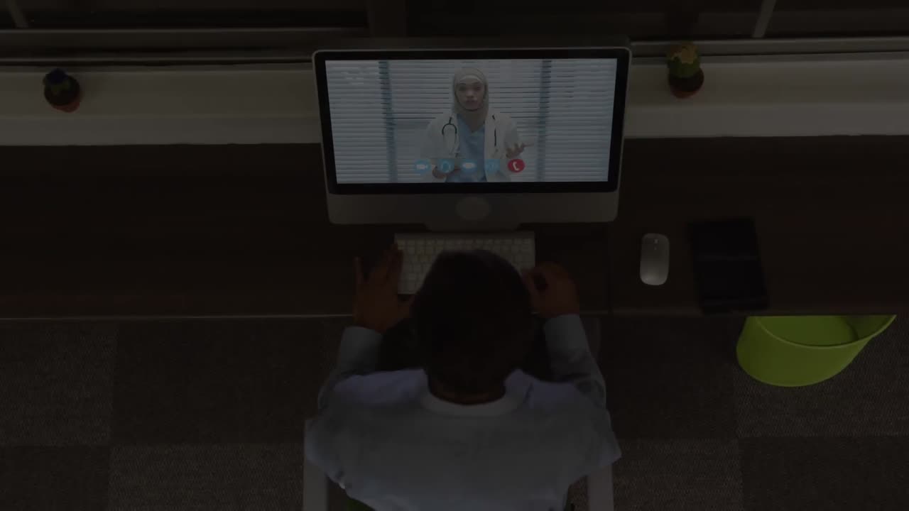 Animazione di scie luminose su un uomo d'affari afroamericano in videochiamata tramite laptop con un medico.