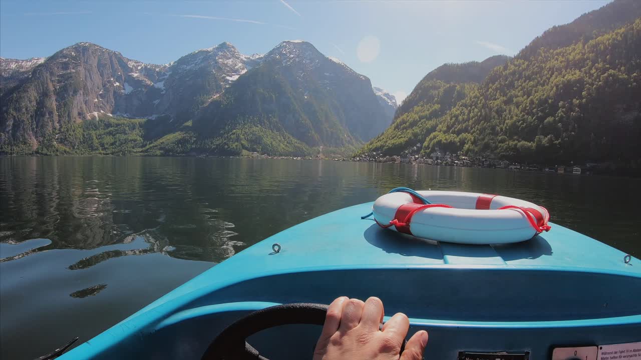 山々に囲まれた湖でのボートライド