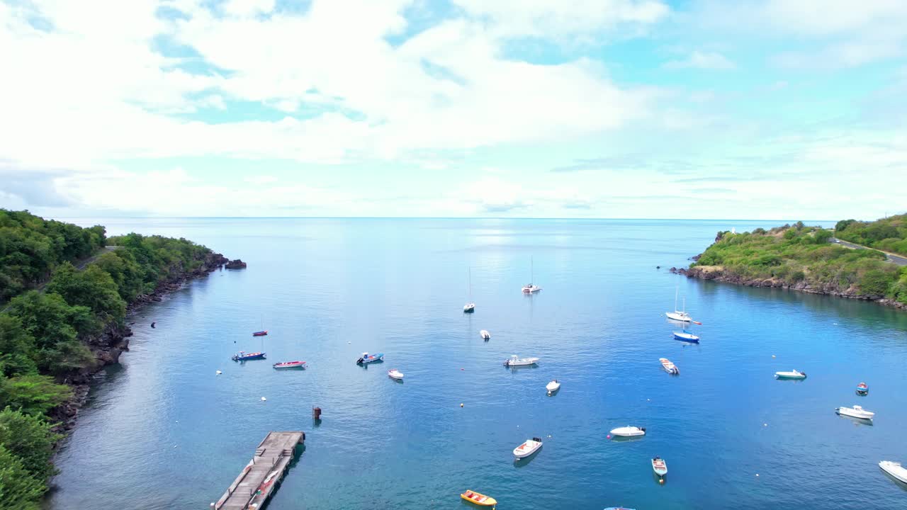 anse-à-la-barque의 guadeloupe 만에서 정박한 보트와 요트 앤스 제도