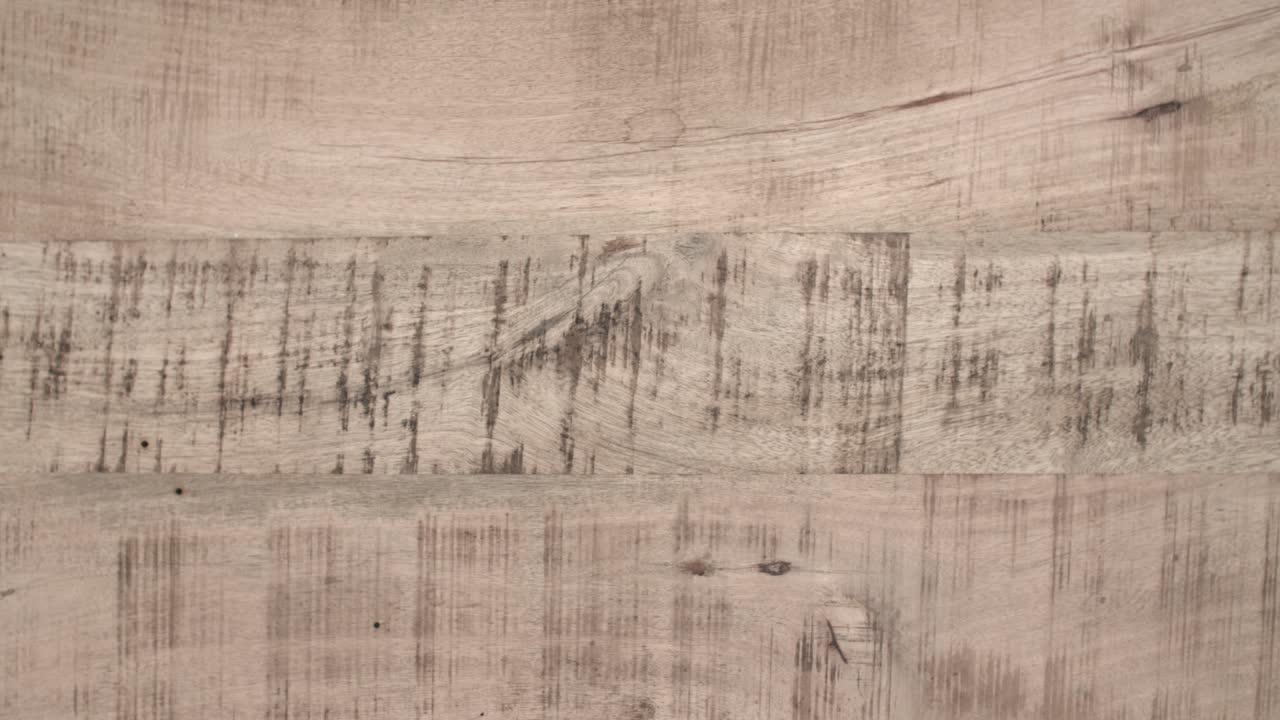 un montón de regalos de navidad en fondo de madera