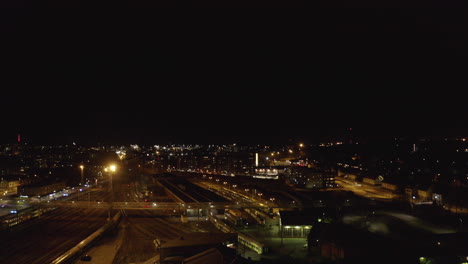 Drone-Volando-Sobre-El-Depósito-De-Ferrocarriles-Vacío-Por-La-Noche