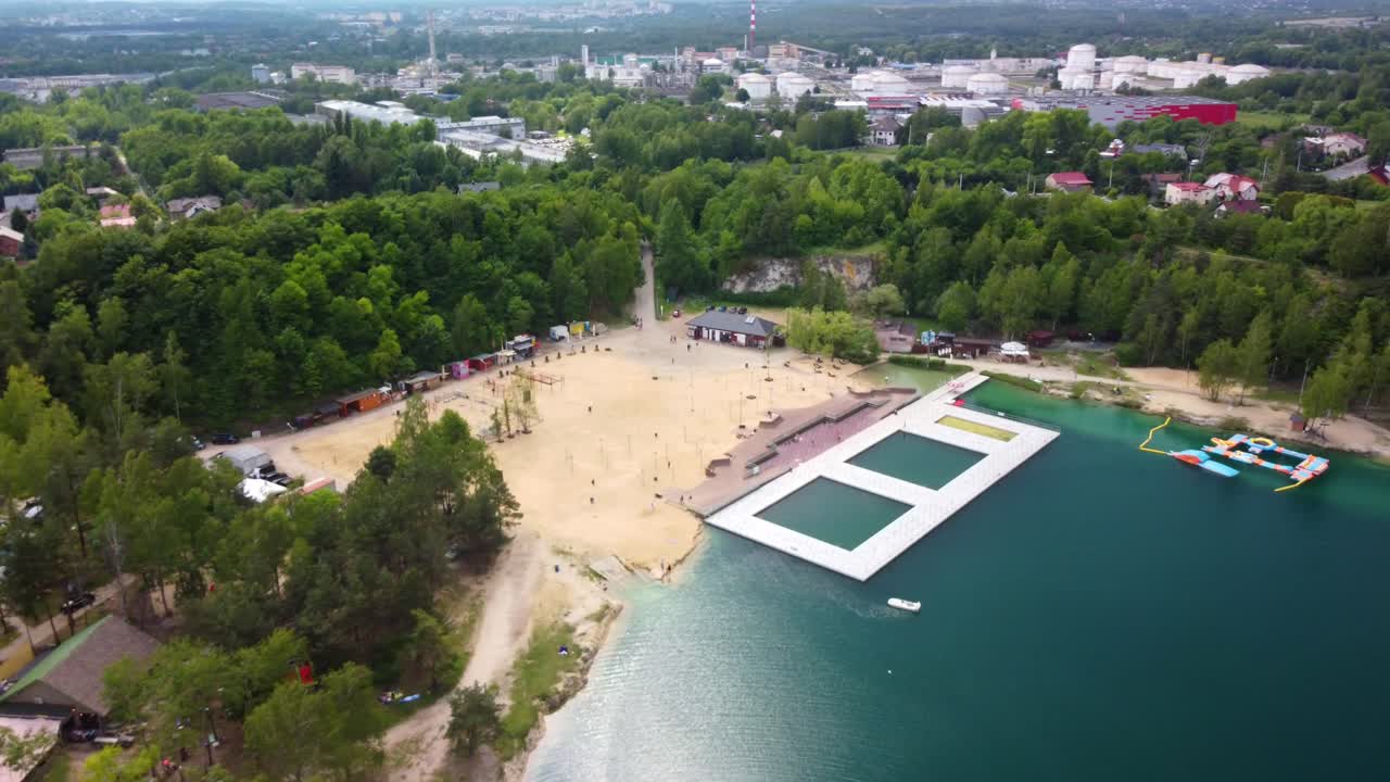 폴란드의 자연 수영장 발라톤과 초록색 나무로 둘러싸인 주변의 공중 사진