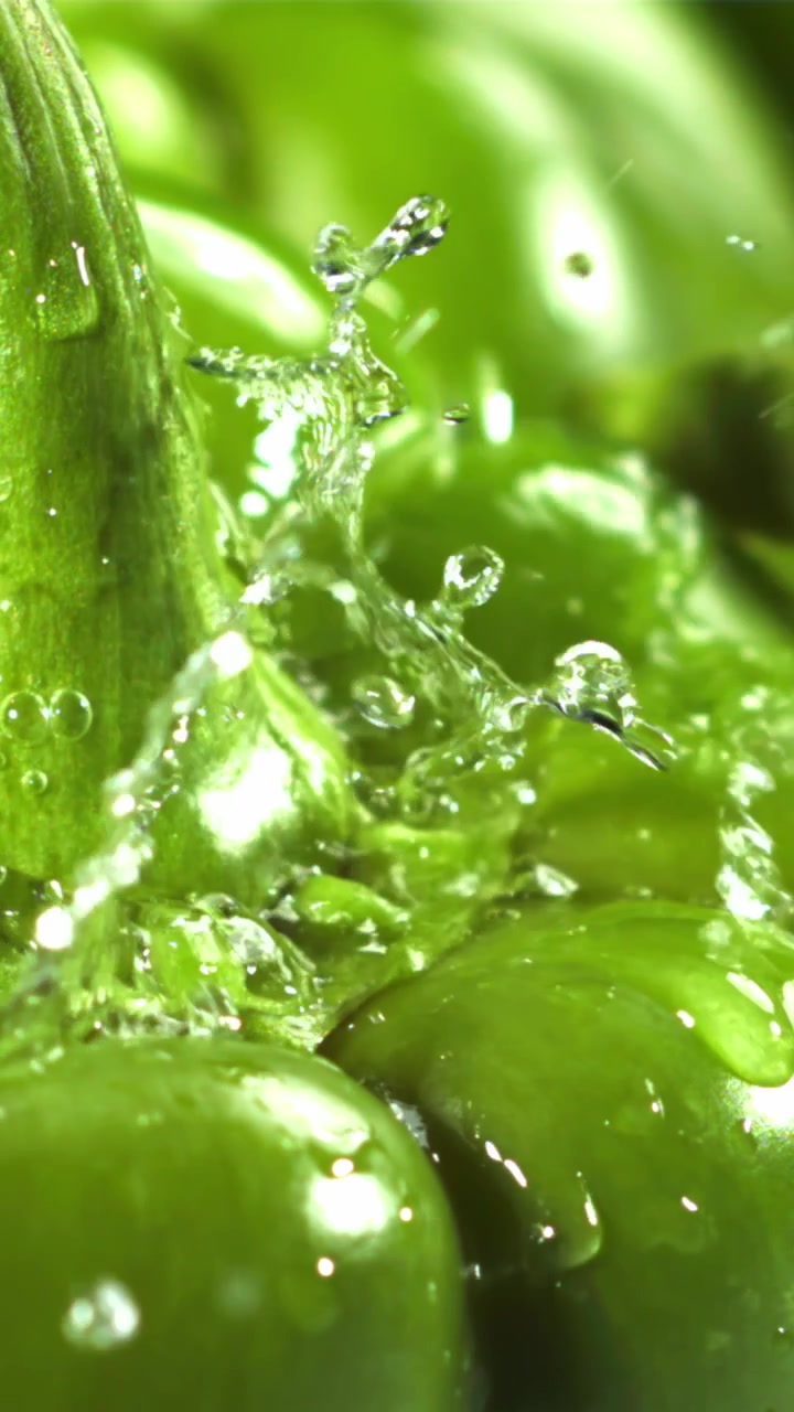 Primo piano di peperoni verdi freschi lavati con acqua