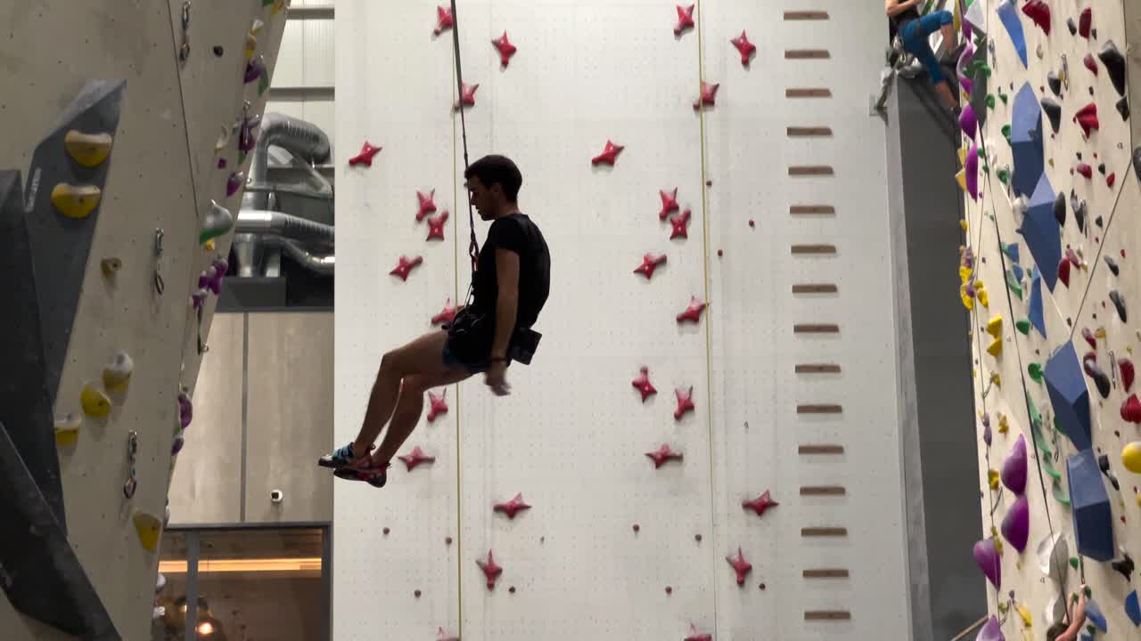 Security System Secures Man Who Fell from the Top of a Wall at Climbing Wall in Las Rozas