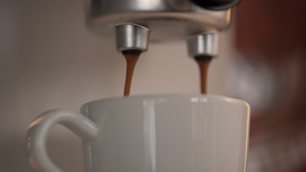 primer plano de hacer café espresso que se vierte en una taza