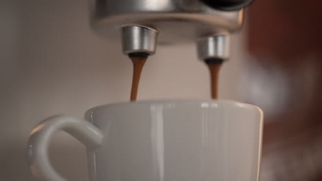 Primer-Plano-De-Hacer-Café-Espresso-Que-Se-Vierte-En-Una-Taza