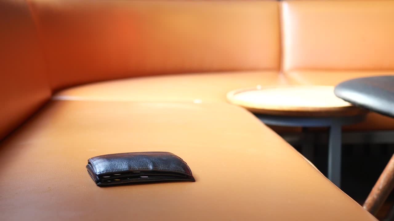 갈색 가죽 소파 에 잃어버린 지갑