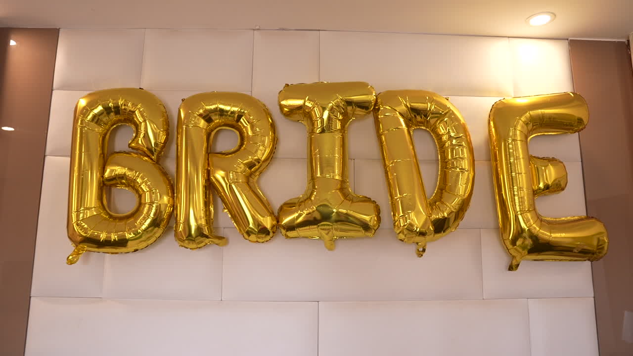 Decorations and golden balloons for the bride's room