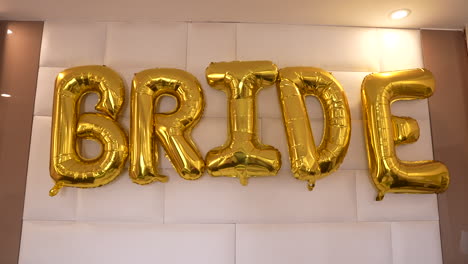 Decorations-and-golden-balloons-for-the-bride's-room