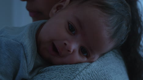 Madre-Sosteniendo-Al-Bebé-Calmando-Al-Recién-Nacido-Cansado-Calmando-Suavemente-Al-Bebé-Inquieto-Criando-A-Un-Niño-Amoroso-Mamá-Disfrutando-De-La-Maternidad-En-Casa