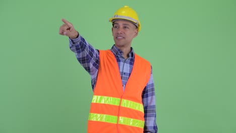 hombre guapo multiétnico trabajador de la construcción
