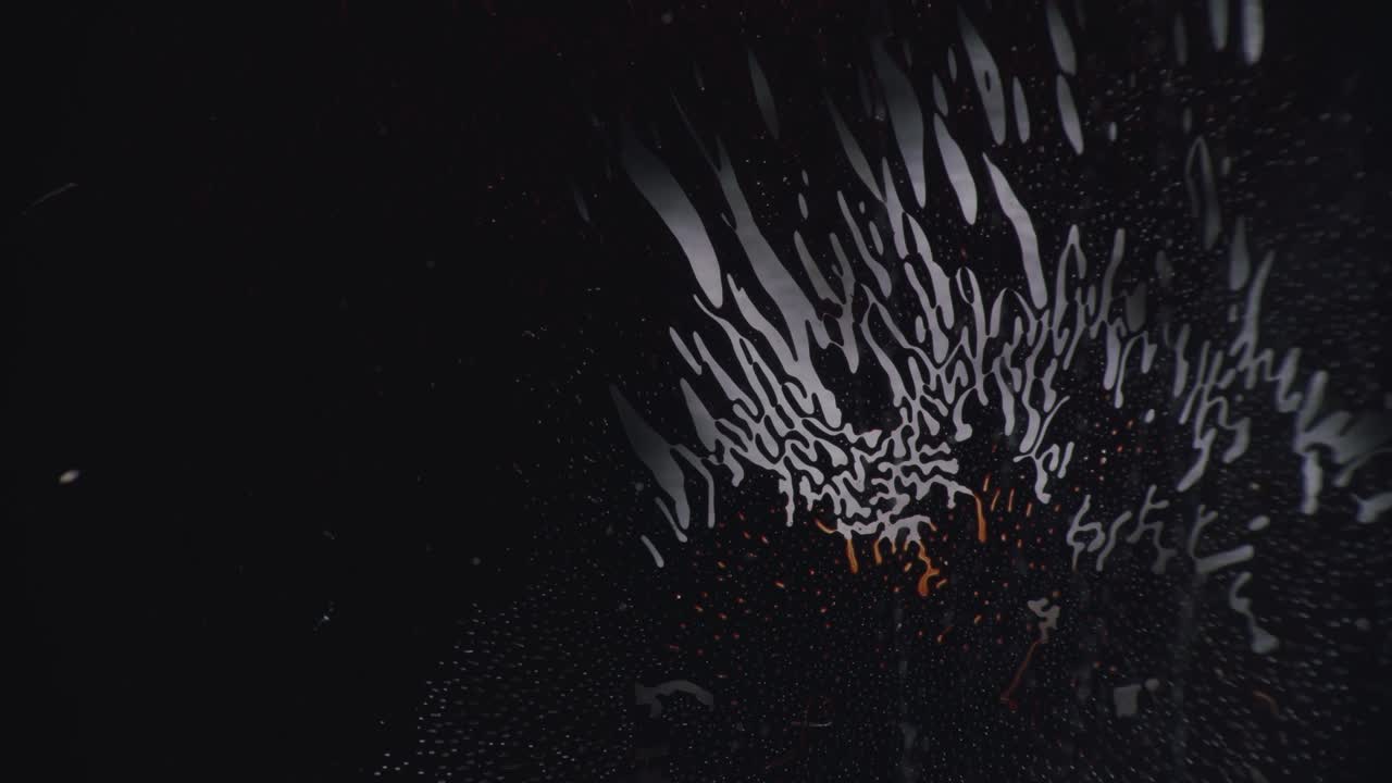 흰색 배경 앞에 검은색의 강자성 모양