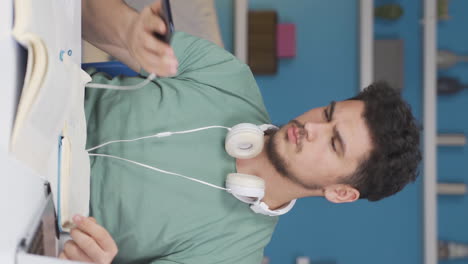 Video-Vertical-De-Un-Estudiante-Recibiendo-El-Evangelio.