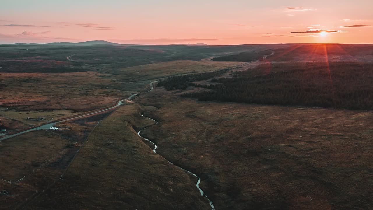 hora dorada drone lapso de tiempo de la puesta del sol sobre una turba y pantano pantano