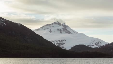 Lapso-De-Tiempo-De-Una-Puesta-De-Sol-Dorada-Con-Nubes-Y-Viento-Desde-El-Glaciar-Del-Monte-Tronador-En-El-Lago-Ilón,-Patagonia-Argentina