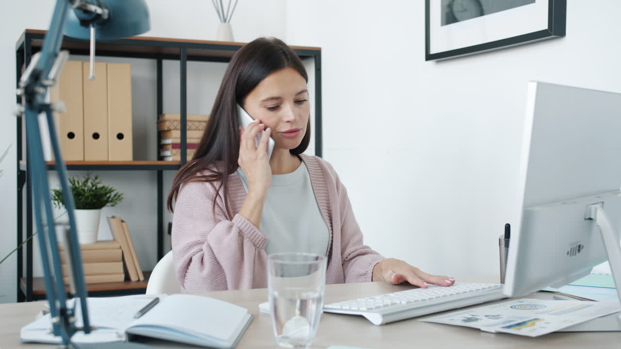 아이와 함께 집에서 일하는 어머니