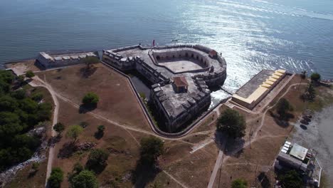 Vista-Aérea-Del-Castillo-Y-Fuerte-De-San-Fernando,-Isla-Bocahica,-Cartagena,-Colombia,-Disparo-De-Drone