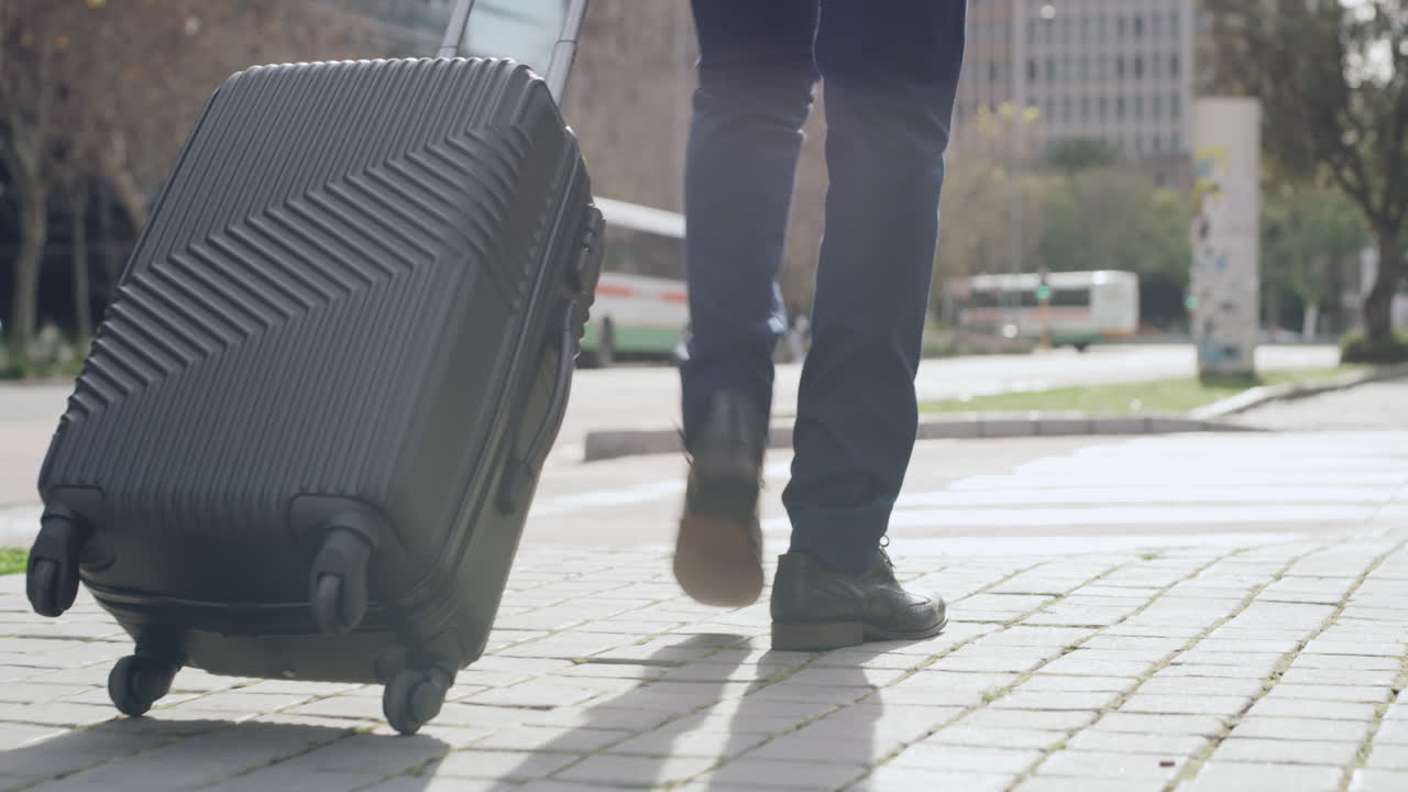 hombre de negocios con maleta o equipaje