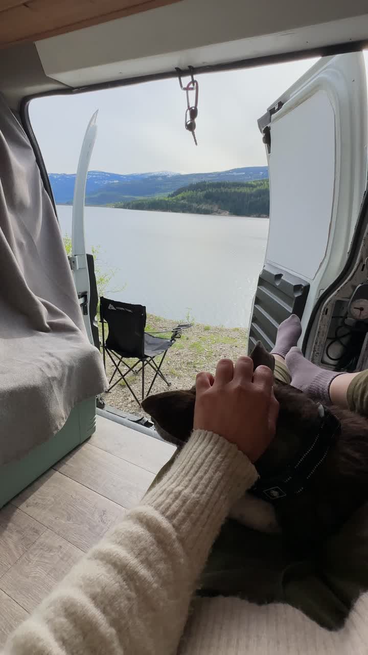 Vita da camper con cane, con vista su lago e montagne