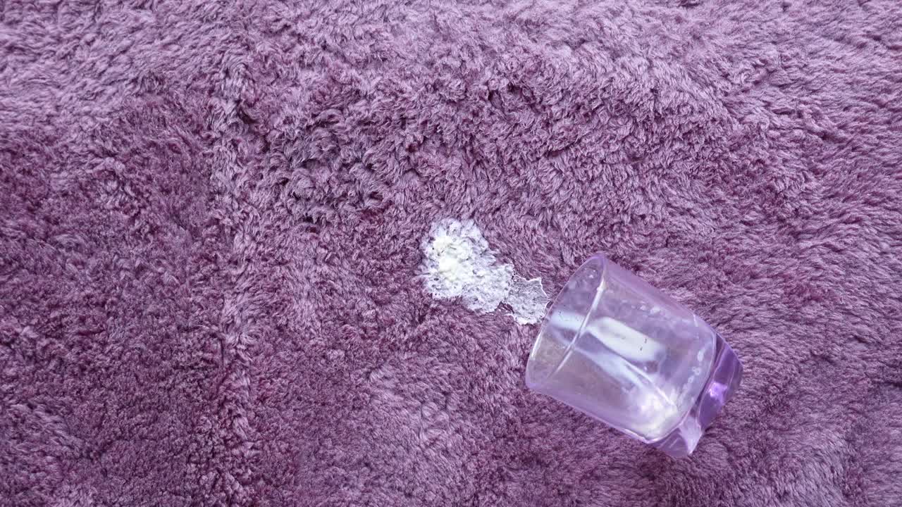 紫のカーペットにこぼれた飲み物