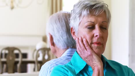 pareja de ancianos molestos discutiendo entre sí en la sala de estar