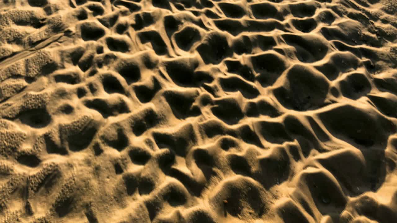 졸졸 흐르는 물, 파도, 갈매기로 만든 모래의 패턴 4k 30fps 슬로우 모션