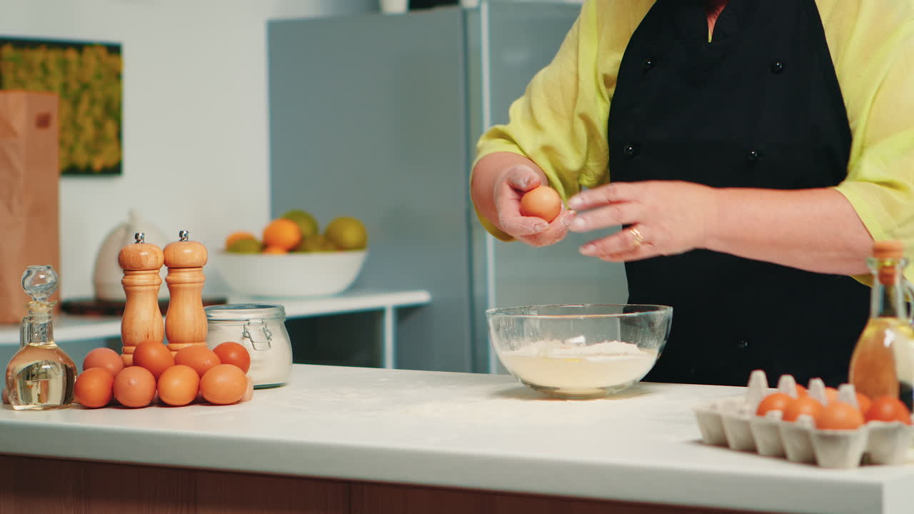 rompiendo huevos en un cuenco de vidrio