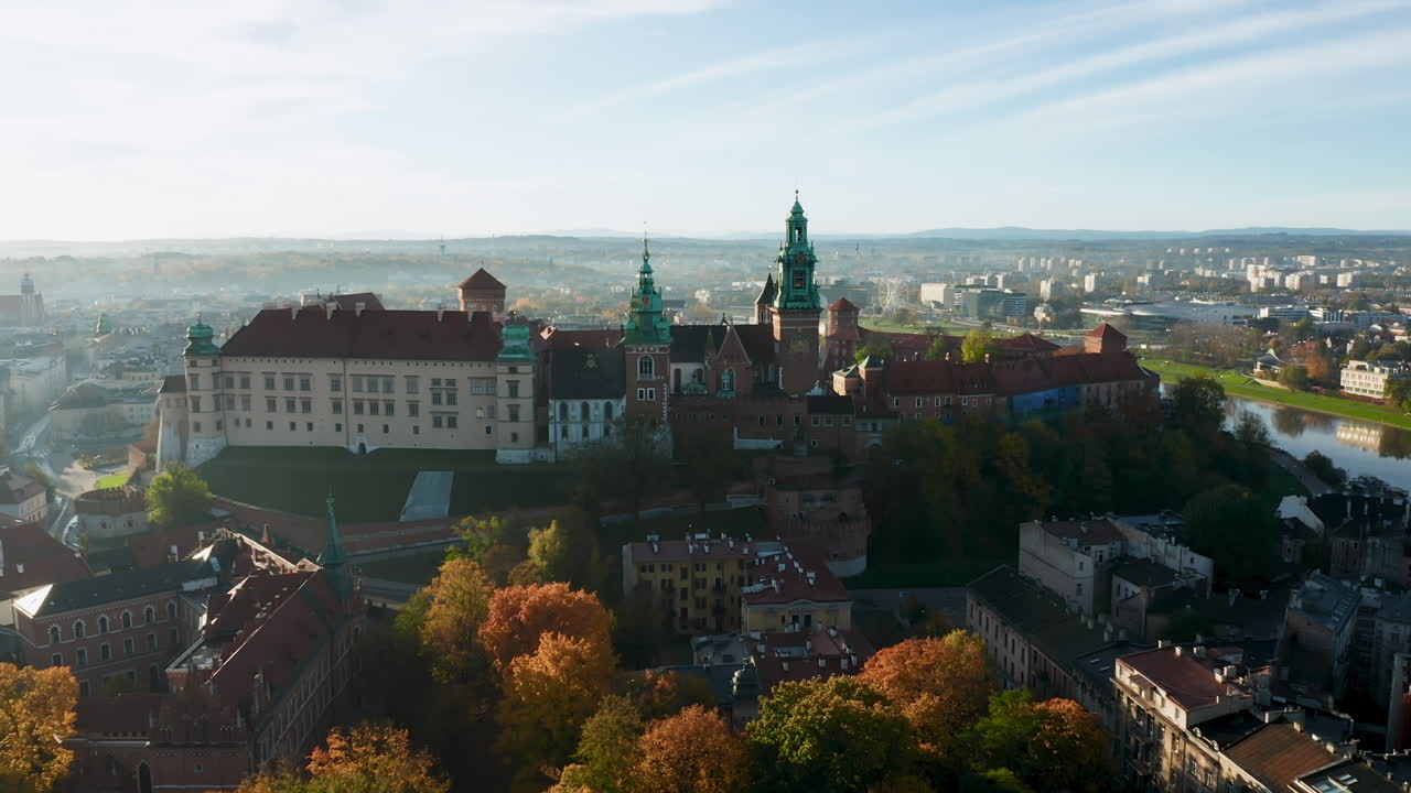Panorama della Città Vecchia di Cracovia e del Castello Reale di Wawel in una mattina nebbiosa d'autunno, Cracovia, Polonia