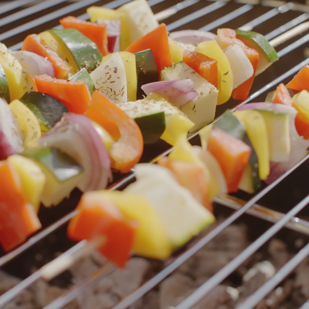 Spiedini sani e colorati con verdure fresche