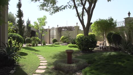 una parte de un jardín que muestra el hermoso cuidado y la variedad de plantas en bahrein