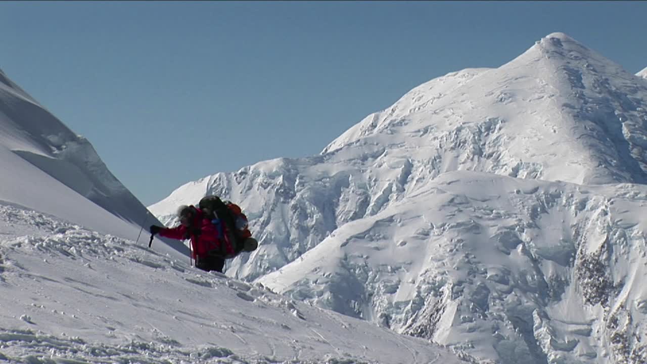 альпинист с вершиной на заднем плане
