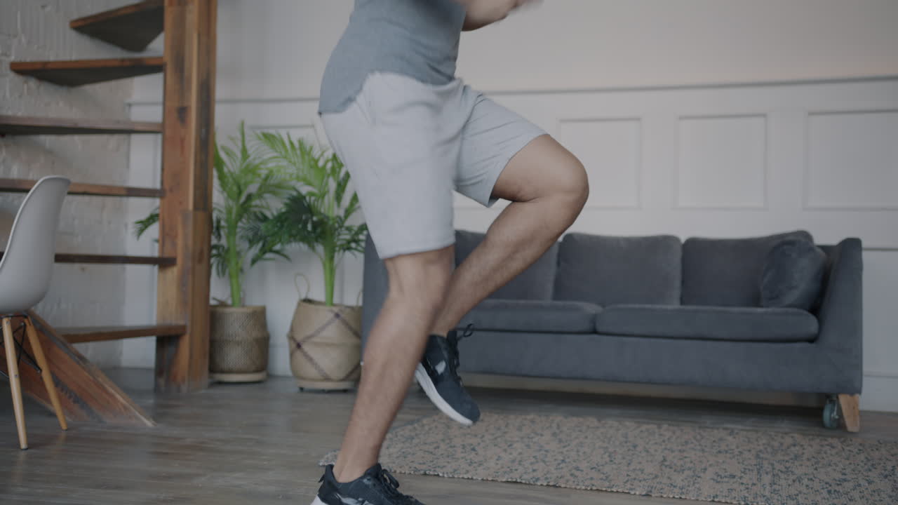 hombre haciendo saltos en casa