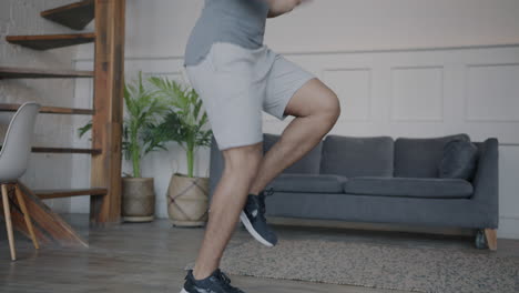 hombre haciendo saltos en casa
