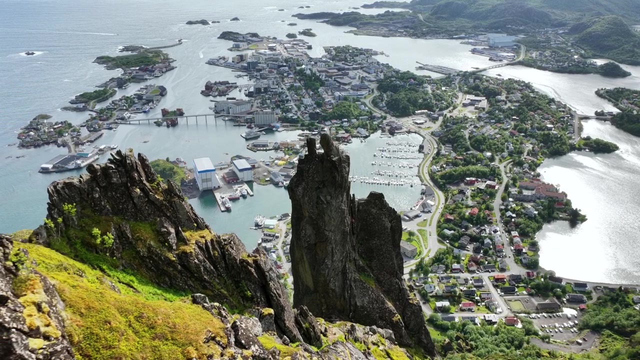 Drönarbild över en bergstopp i Svolvær, Norge.