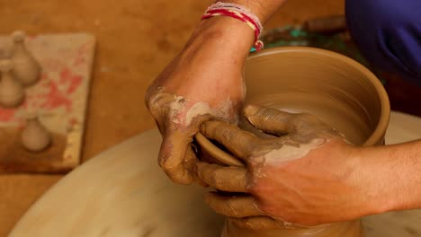 Töpfer-Stellt-Bei-Der-Arbeit-Keramikgeschirr-Her.-Indien,-Rajasthan.