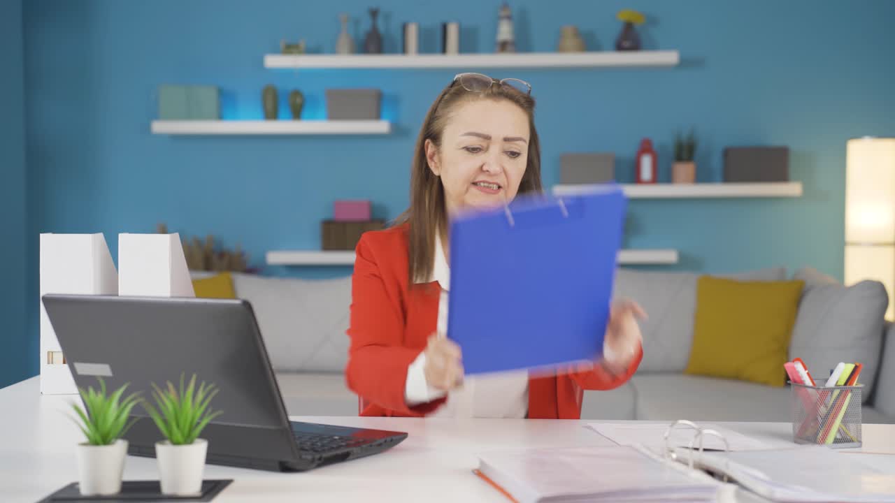 la mujer que trabaja en la oficina es agresiva y adicta a la violencia.