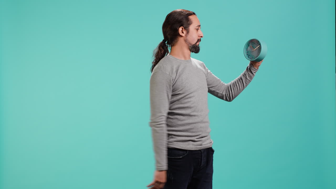 걱정스러운 남자의 초상화 알람 시계를 보고, 시간이 다 되어가고