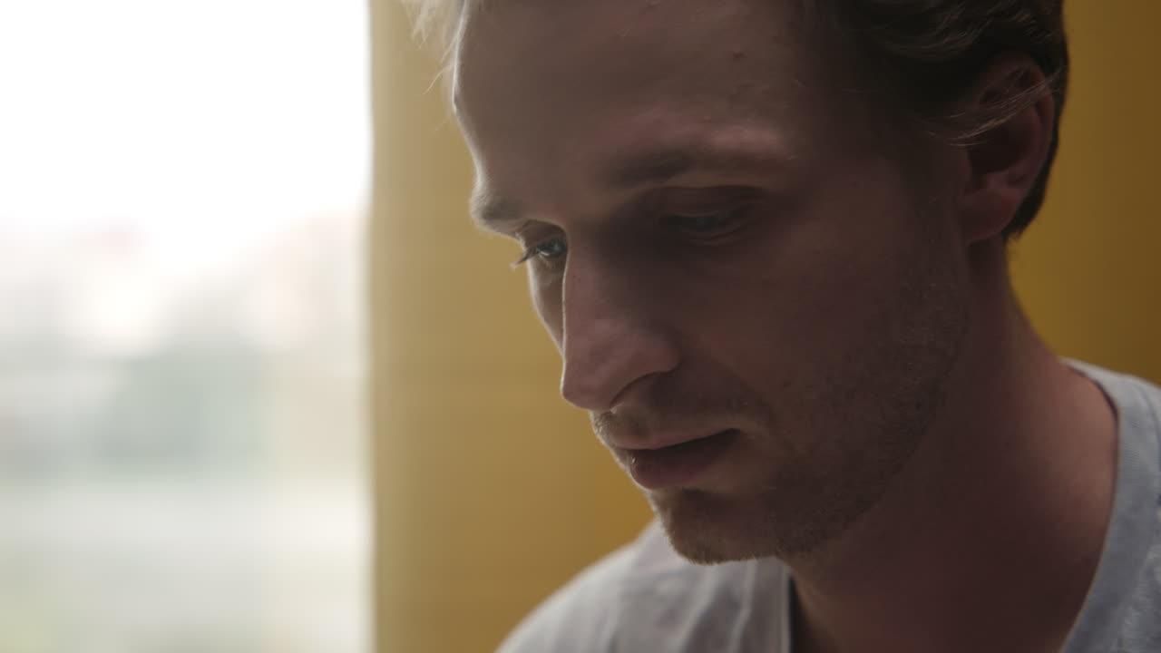 крупный план человека, выглядящего задумчивым