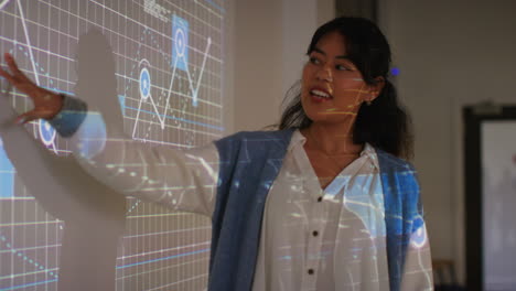 maestra dando lecciones de matemáticas o ciencias en una universidad o universidad de pie en la parte delantera de la clase con la proyección del gráfico 5