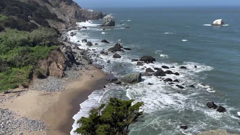 Tiro-Inclinado-Del-Carro-De-La-Escarpada-Costa-Del-Pacífico-Y-El-Fuerte-Océano-Pacífico-En-Un-Día-Soleado-En-San-Francisco,-California