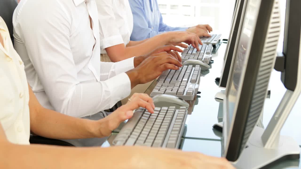 gente de negocios escribiendo en una fila