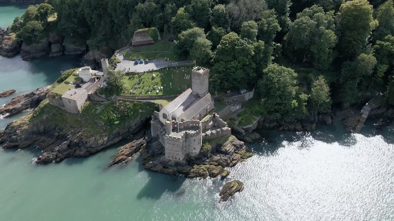 Famoso Castello Storico Medievale di Dartmouth nel Devon, Regno Unito, Vista Aerea con Drone
