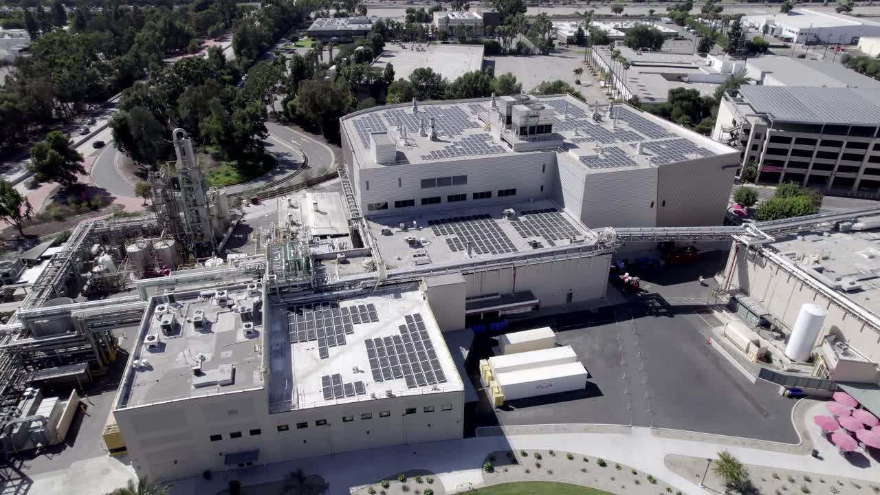 edificio de investigación farmacéutica takeda en california, solar de órbita aérea