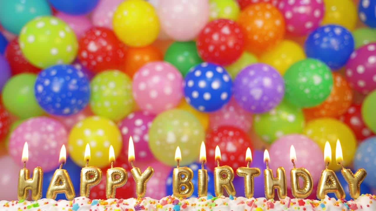 velas en forma de una inscripción feliz cumpleaños