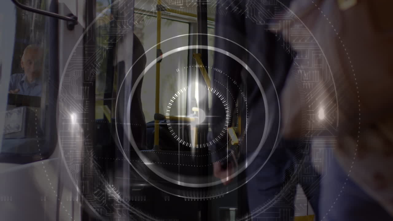 animación del globo y procesamiento de datos sobre mujer de negocios que usa auriculares de teléfono