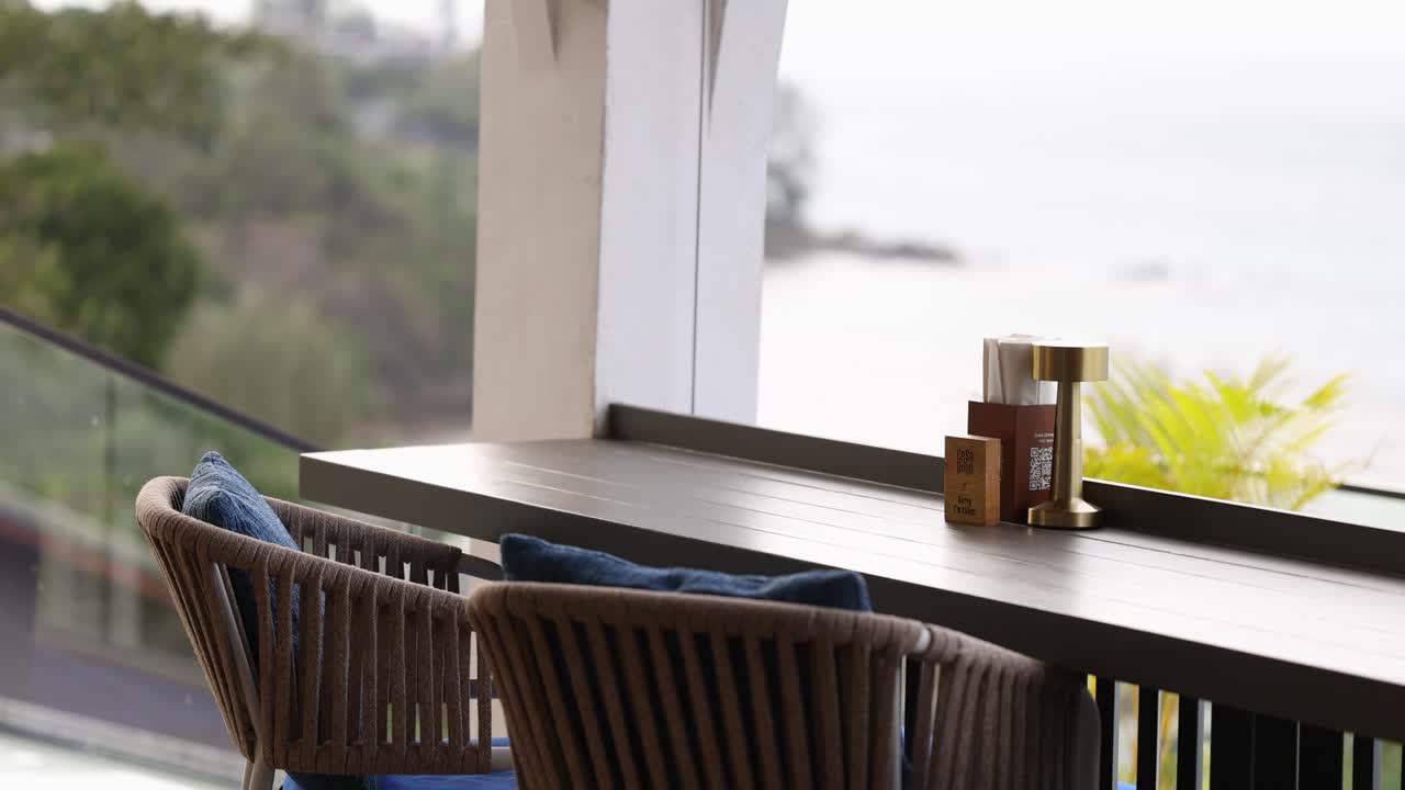 vista relajante desde un bar junto a la playa