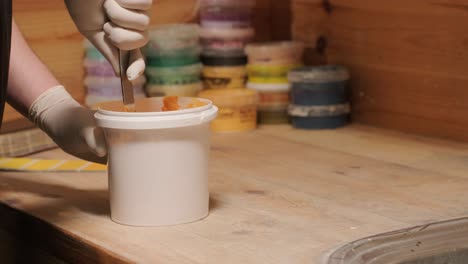 a worker mixes the material for puttying the walls