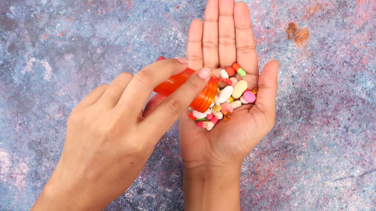 손으로 병에서 약을 부어 넣는 것